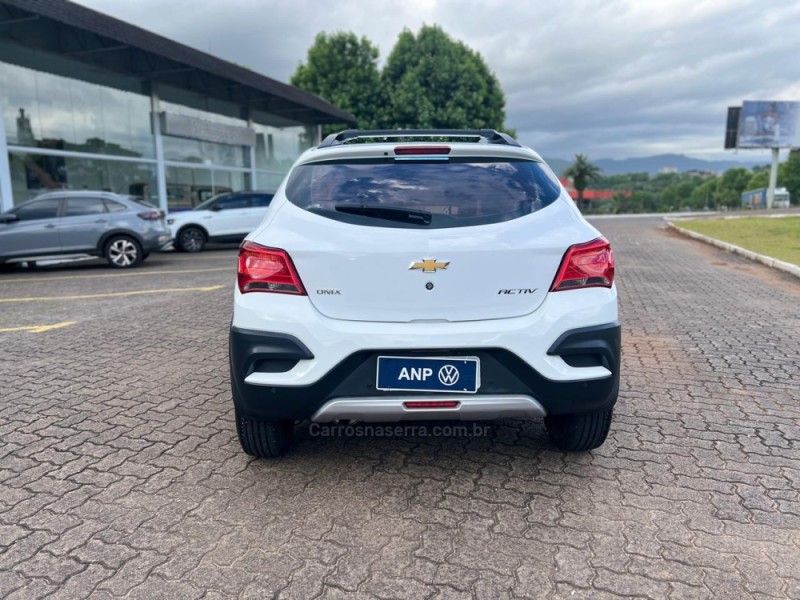ONIX 1.4 MPFI ACTIV 8V FLEX 4P MANUAL - 2018 - NOVA PETRóPOLIS