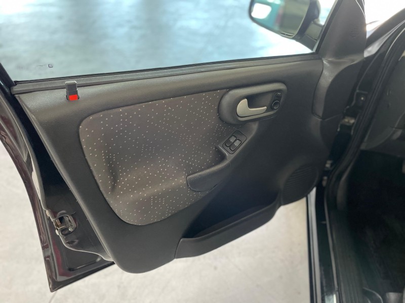 CORSA 1.4 MPFI PREMIUM SEDAN 8V FLEX 4P MANUAL - 2009 - BOM PRINCíPIO