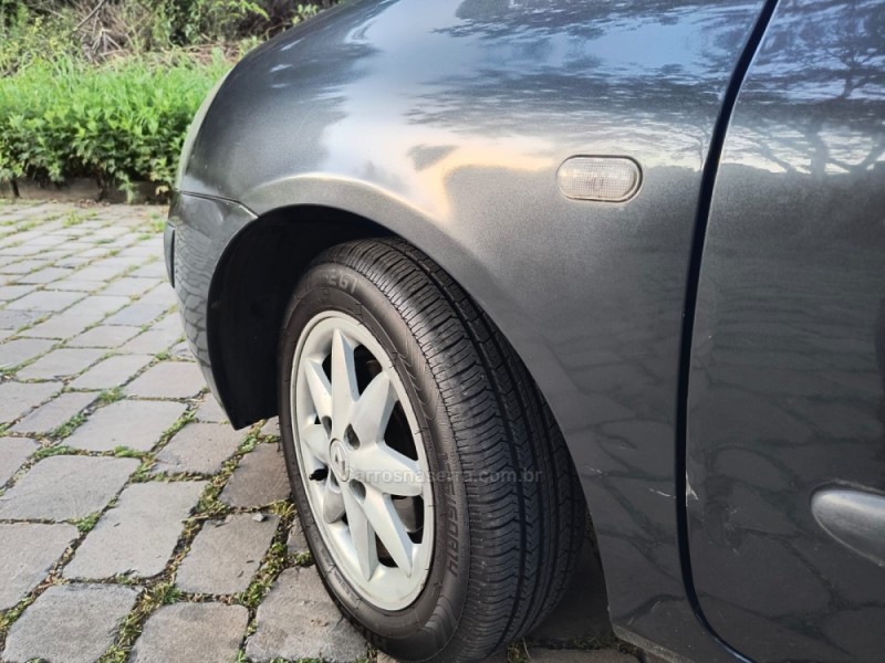 CLIO 1.0 AUTHENTIQUE SEDAN 16V GASOLINA 4P MANUAL - 2005 - CAXIAS DO SUL