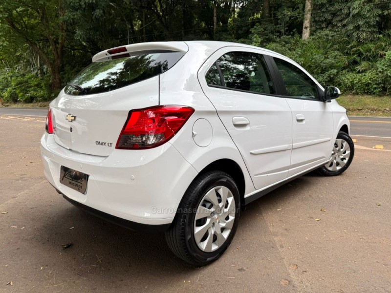 ONIX 1.4 MPFI LT 8V FLEX 4P MANUAL - 2015 - DOIS IRMãOS