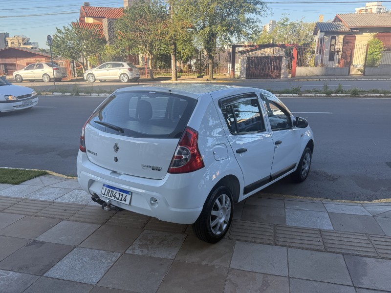 SANDERO 1.0 AUTHENTIQUE 8V FLEX 4P MANUAL - 2011 - FARROUPILHA
