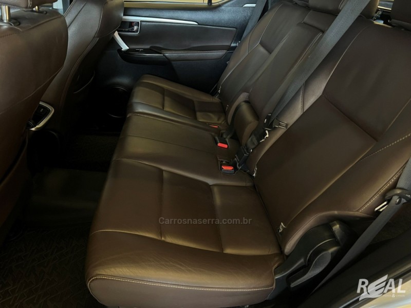 HILUX SW4 2.8 SRX 4X4 7 LUGARES 16V TURBO INTERCOOLER DIESEL 4P AUTOMÁTICO - 2017 - SAPIRANGA