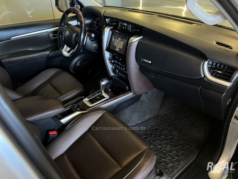 HILUX SW4 2.8 SRX 4X4 7 LUGARES 16V TURBO INTERCOOLER DIESEL 4P AUTOMÁTICO - 2017 - SAPIRANGA