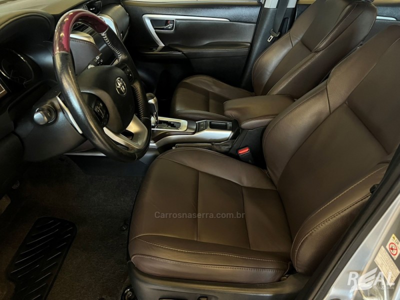 HILUX SW4 2.8 SRX 4X4 7 LUGARES 16V TURBO INTERCOOLER DIESEL 4P AUTOMÁTICO - 2017 - SAPIRANGA