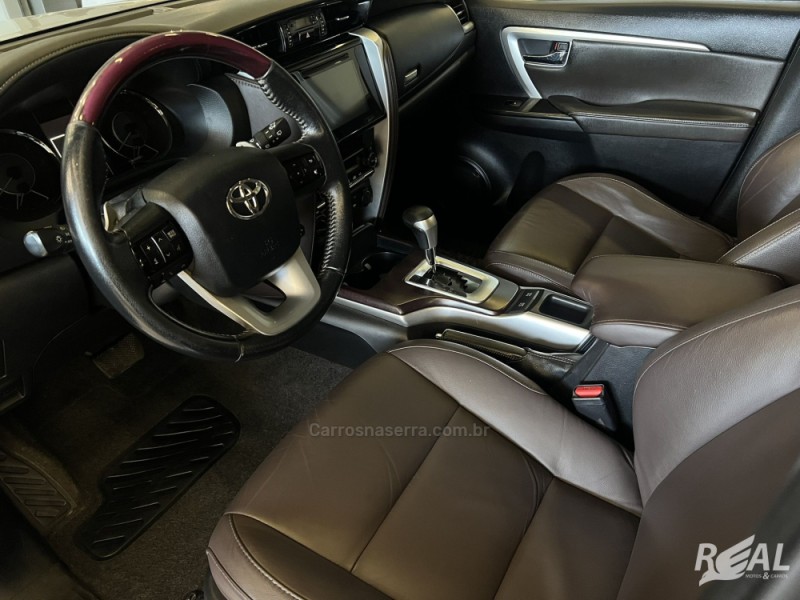 HILUX SW4 2.8 SRX 4X4 7 LUGARES 16V TURBO INTERCOOLER DIESEL 4P AUTOMÁTICO - 2017 - SAPIRANGA