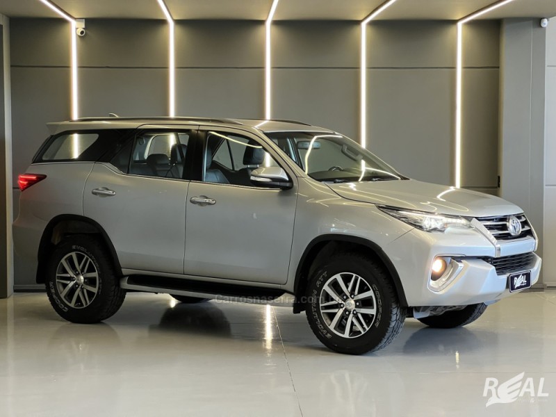 HILUX SW4 2.8 SRX 4X4 7 LUGARES 16V TURBO INTERCOOLER DIESEL 4P AUTOMÁTICO - 2017 - SAPIRANGA