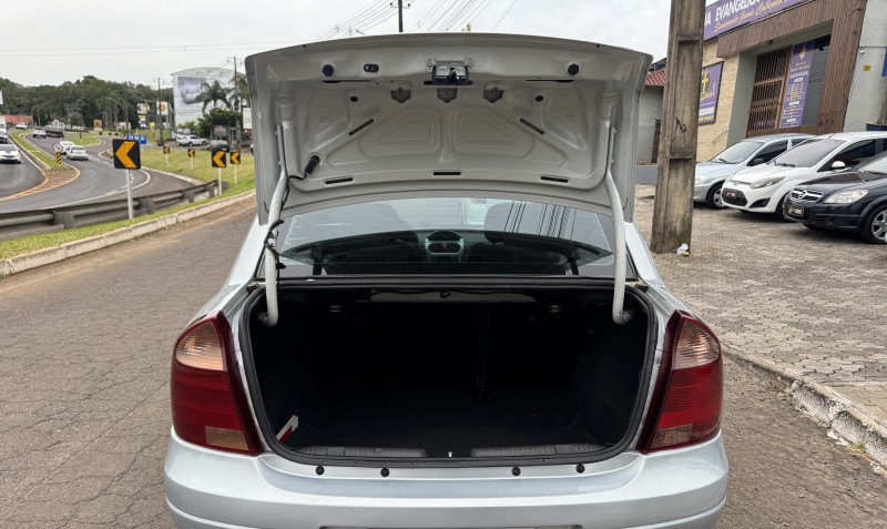 CORSA 1.4 MPFI PREMIUM 8V FLEX 4P MANUAL - 2011 - DOIS IRMãOS