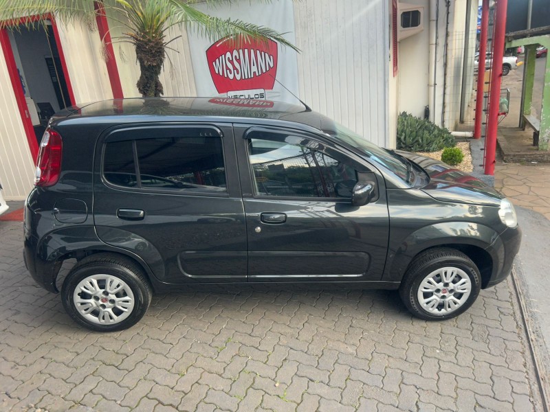 UNO 1.0 EVO VIVACE 8V FLEX 4P MANUAL - 2011 - TRêS COROAS