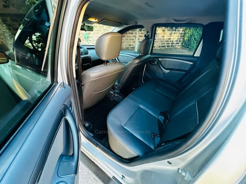 DUSTER 2.0 DAKAR 4X4 16V FLEX 4P MANUAL - 2013 - FARROUPILHA