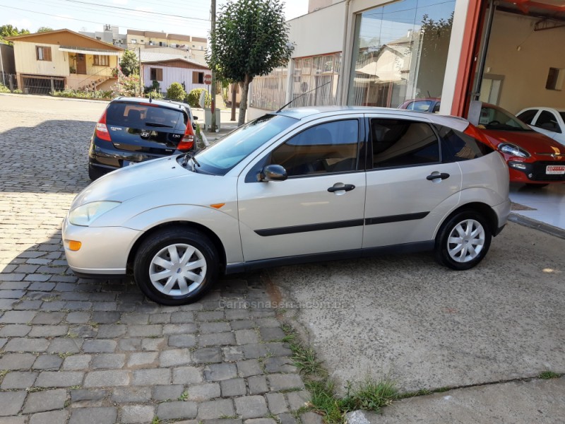 FOCUS 1.8 GL 16V GASOLINA 4P MANUAL - 2001 - GUAPORé
