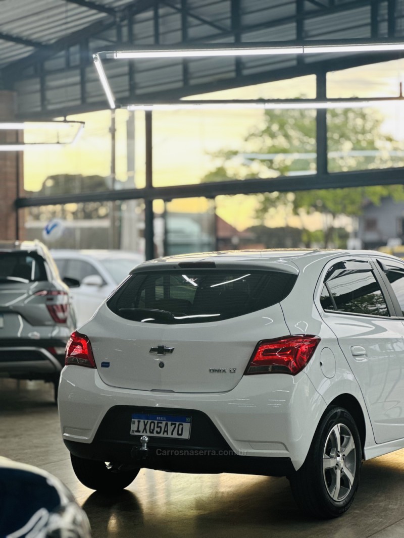 ONIX 1.0 MPFI LT 8V FLEX 4P MANUAL - 2017 - CANELA