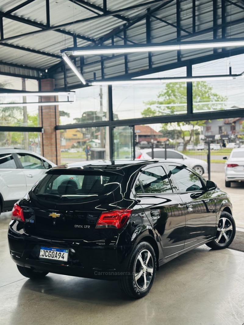 ONIX 1.4 MPFI LTZ 8V FLEX 4P MANUAL - 2017 - CANELA