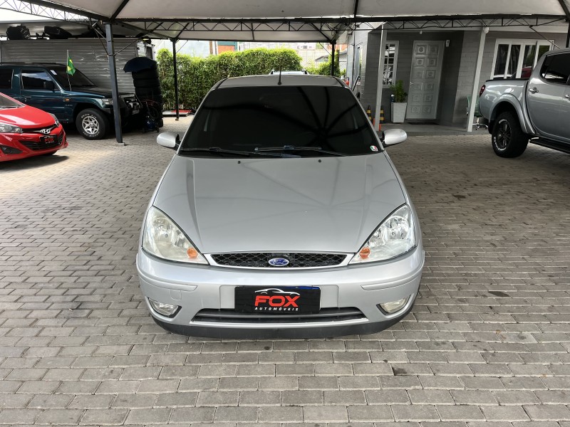 FOCUS 2.0 GHIA 16V GASOLINA 4P MANUAL - 2005 - CAXIAS DO SUL