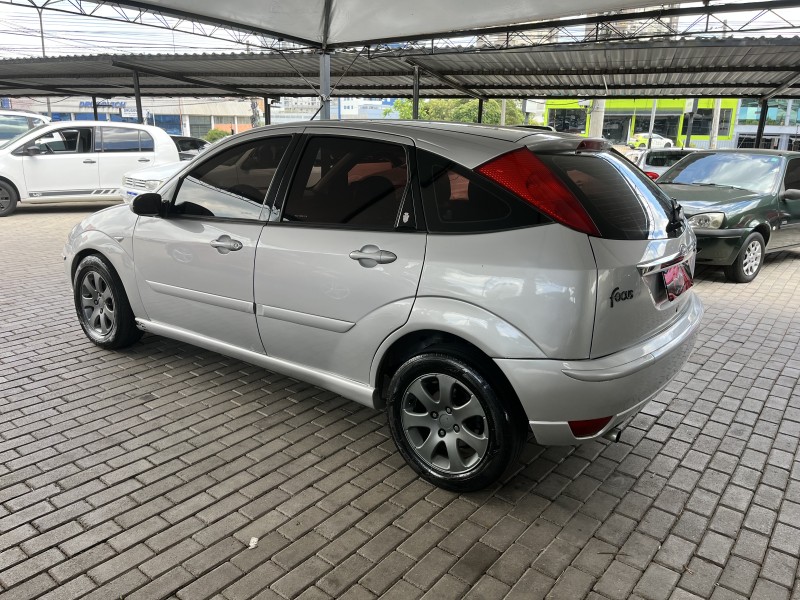 FOCUS 2.0 GHIA 16V GASOLINA 4P MANUAL - 2005 - CAXIAS DO SUL