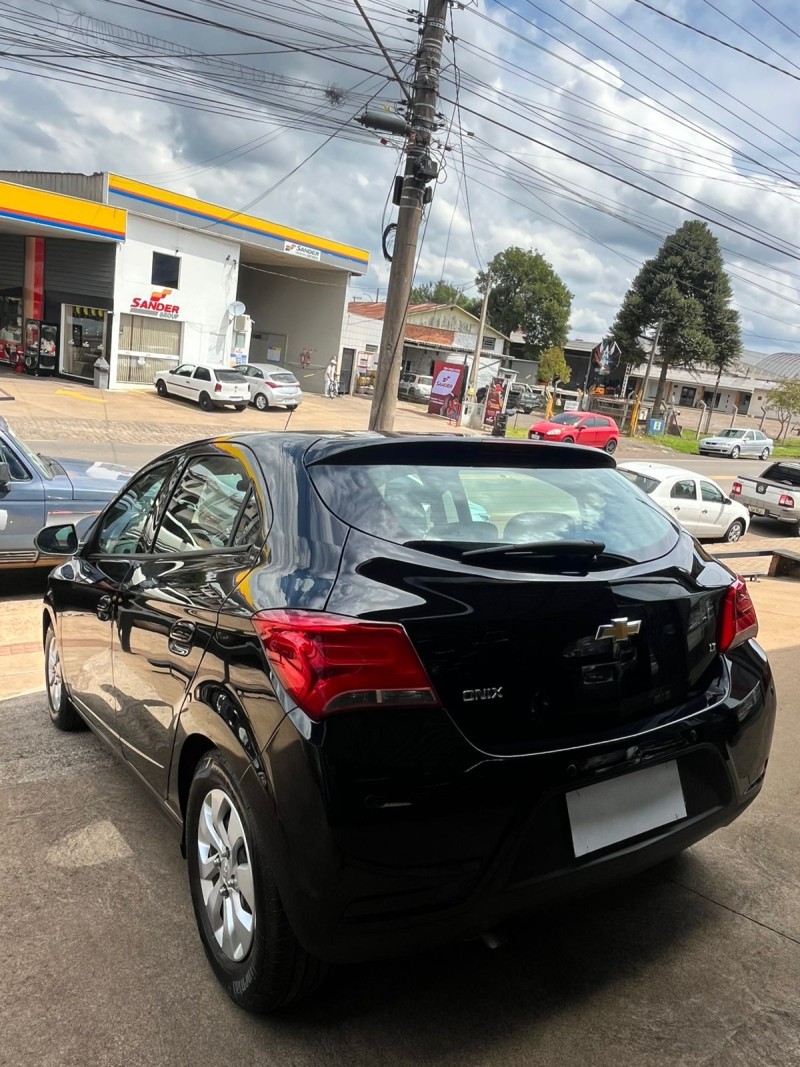 ONIX 1.0 LT PLUS 8V FLEX 4P MANUAL - 2019 - VACARIA