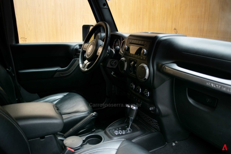 WRANGLER 3.6 UNLIMITED SPORT 4X4 V6 GASOLINA 4P AUTOMÁTICO - 2015 - GARIBALDI