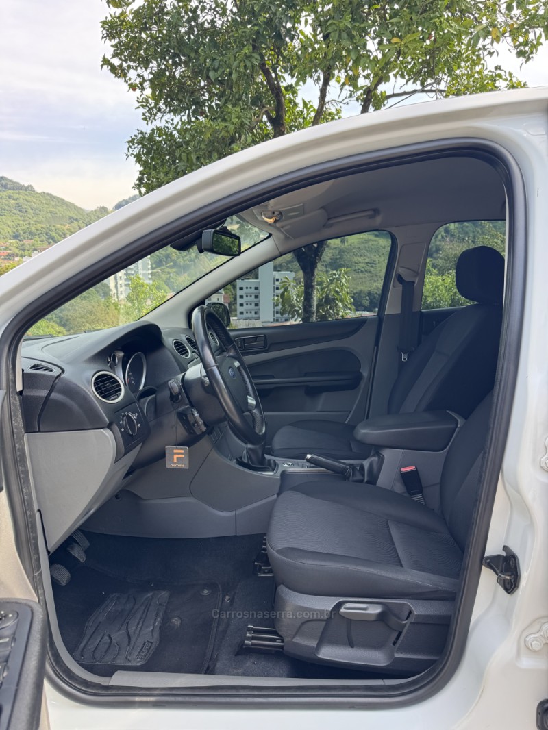 FOCUS 2.0 GLX 16V FLEX 4P MANUAL - 2013 - NOVA ARAçá