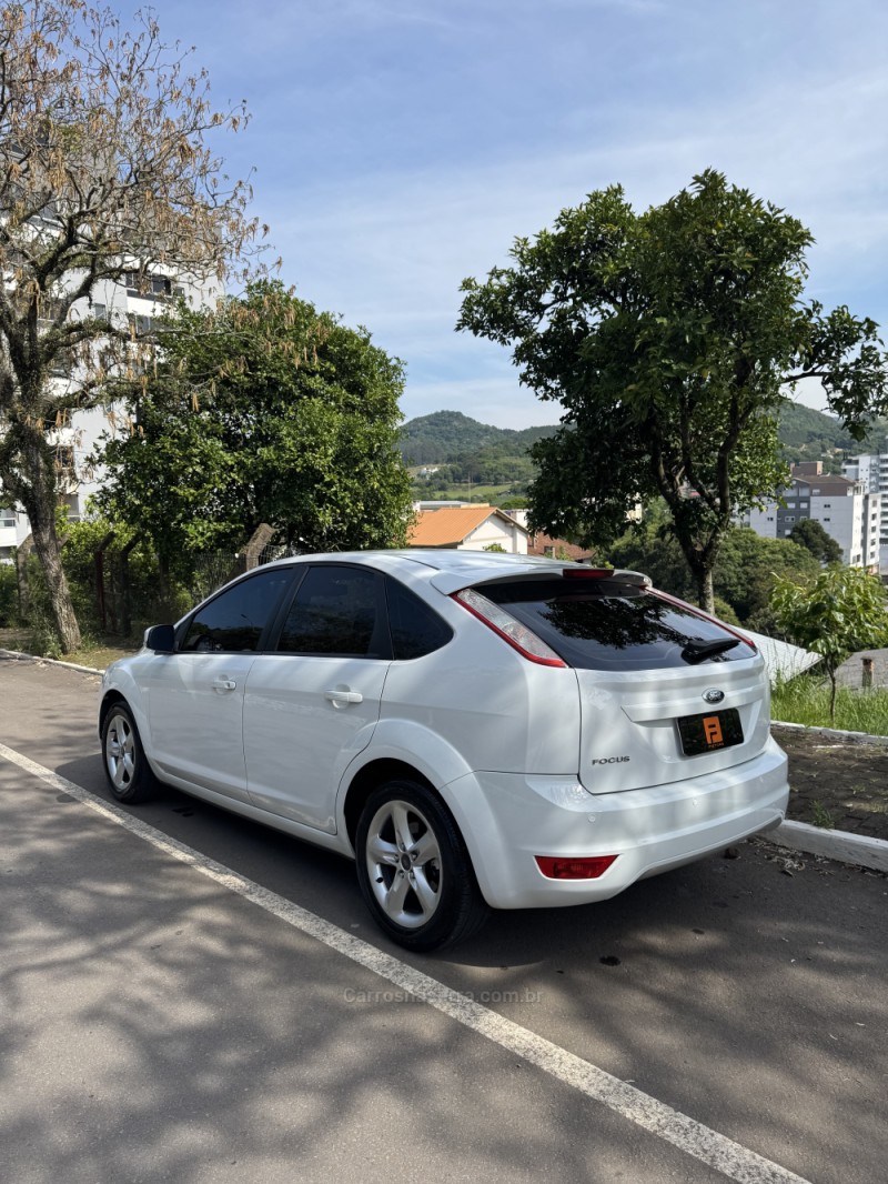 FOCUS 2.0 GLX 16V FLEX 4P MANUAL - 2013 - NOVA ARAçá