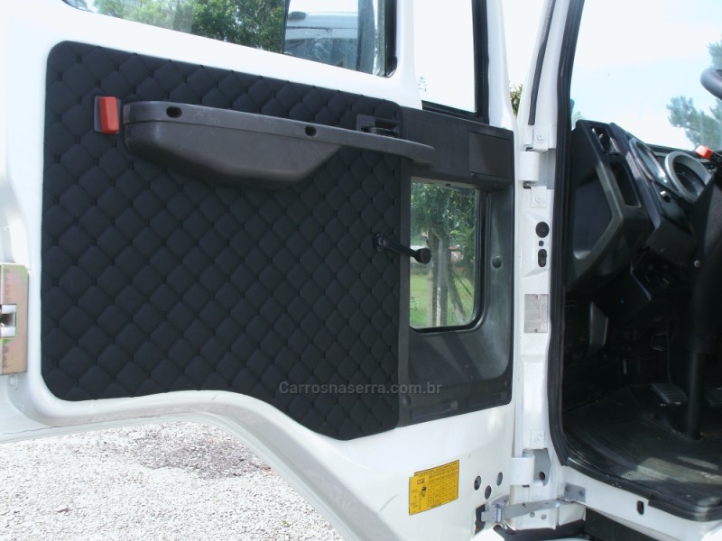 CARGO 2422 E 3 EIXOS - 2011 - GARIBALDI