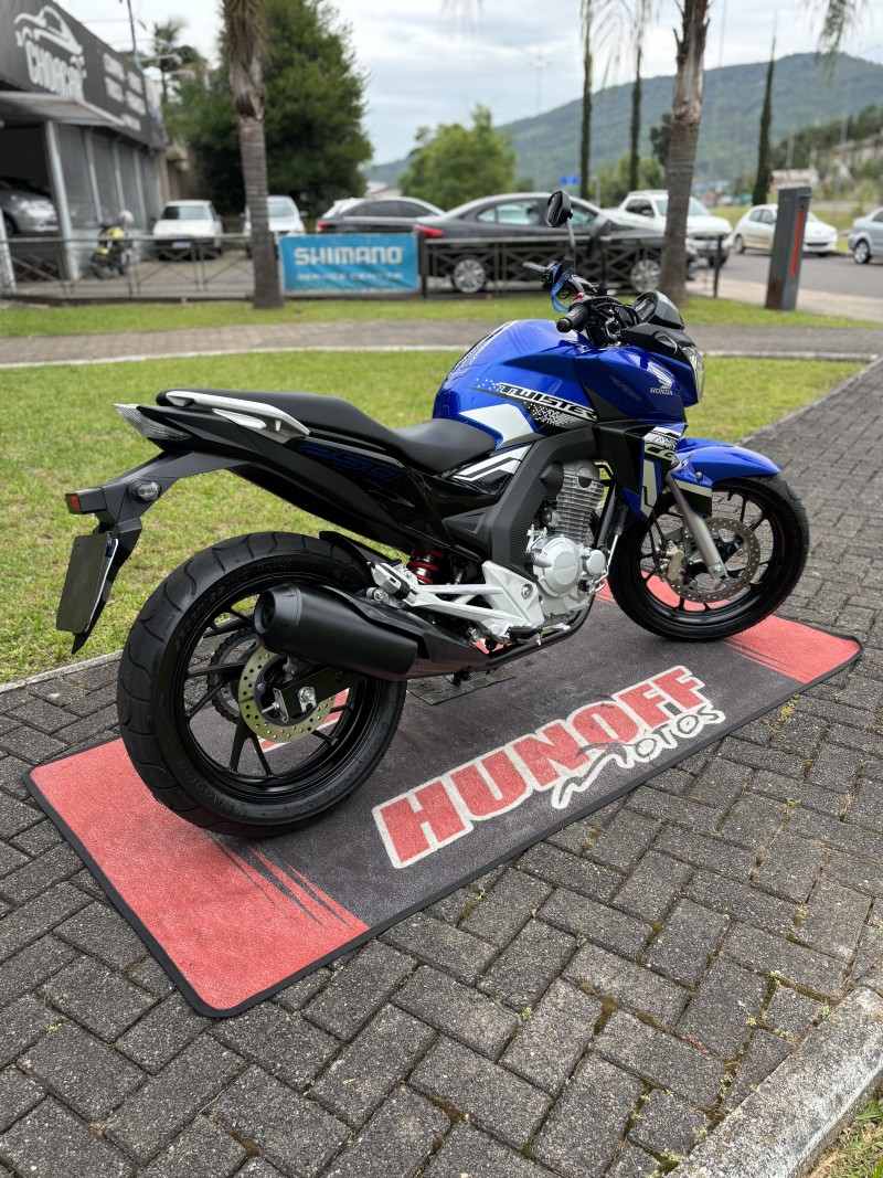 CB 250F TWISTER CBS - 2021 - FELIZ