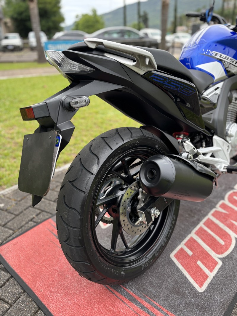 CB 250F TWISTER CBS - 2021 - FELIZ