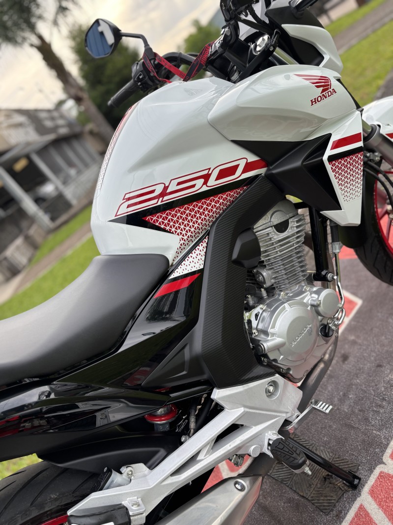 CB 250F TWISTER CBS - 2022 - FELIZ