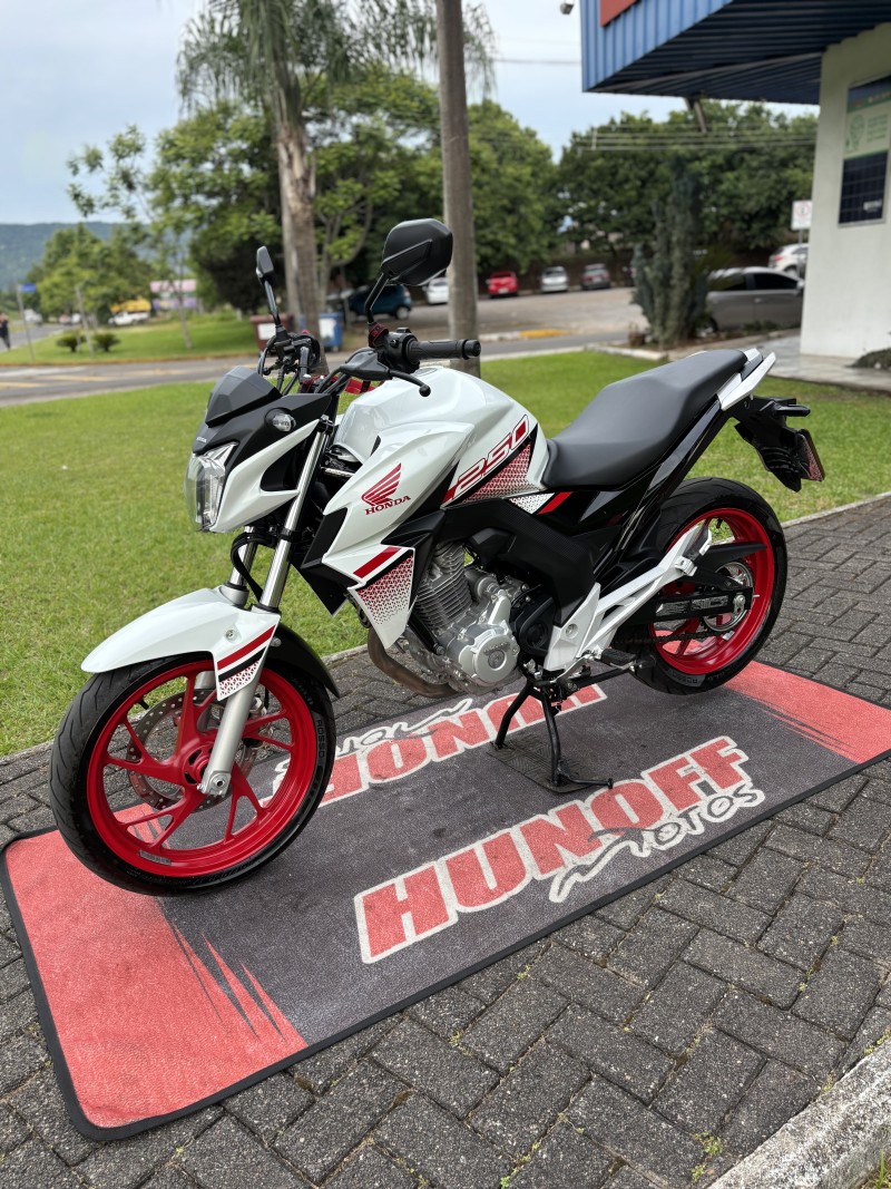 CB 250F TWISTER CBS - 2022 - FELIZ