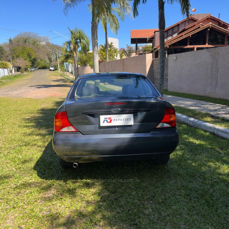 FOCUS 2.0 GHIA SEDAN 16V FLEX 4P MANUAL - 2002 - PORTãO
