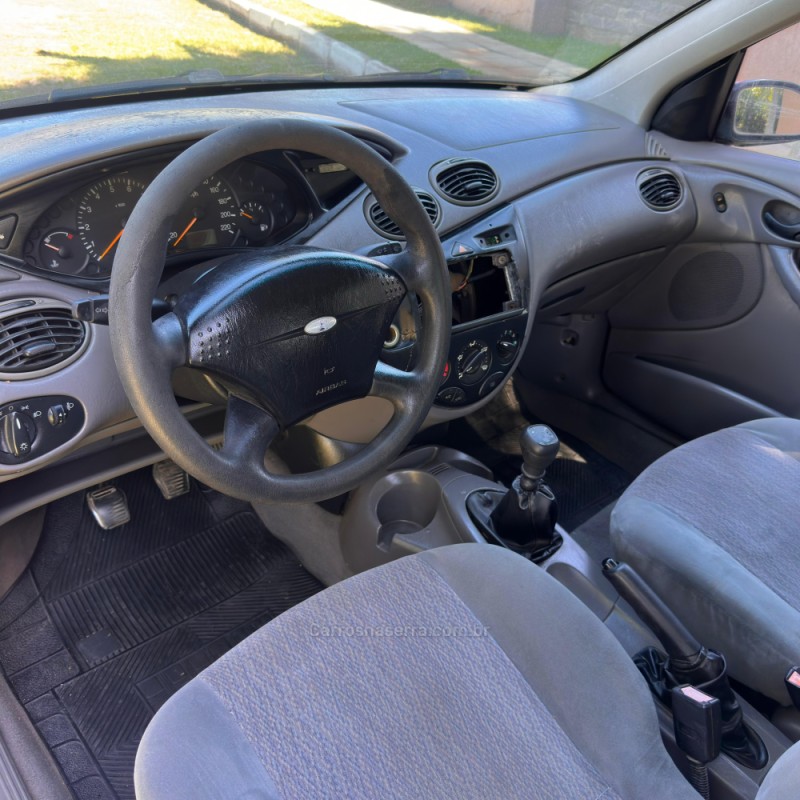 FOCUS 2.0 GHIA SEDAN 16V FLEX 4P MANUAL - 2002 - PORTãO
