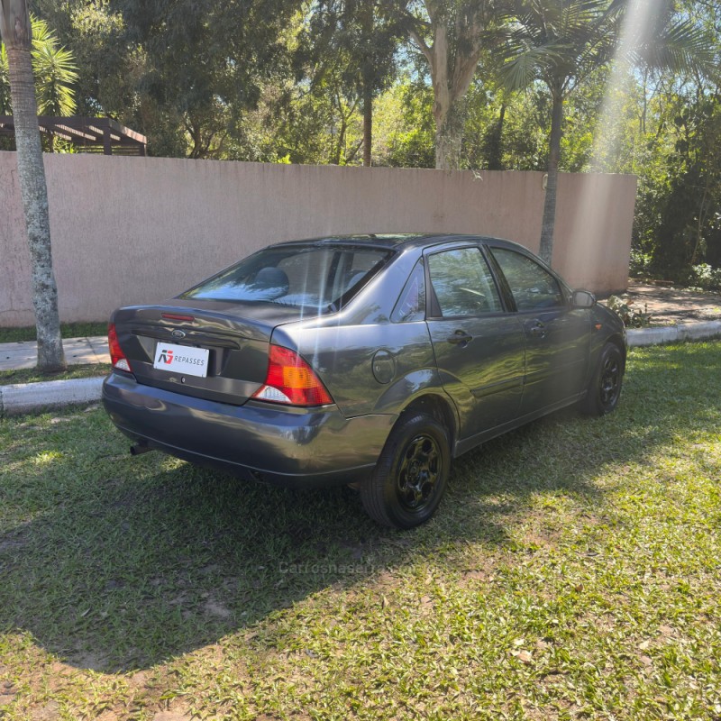 FOCUS 2.0 GHIA SEDAN 16V FLEX 4P MANUAL - 2002 - PORTãO