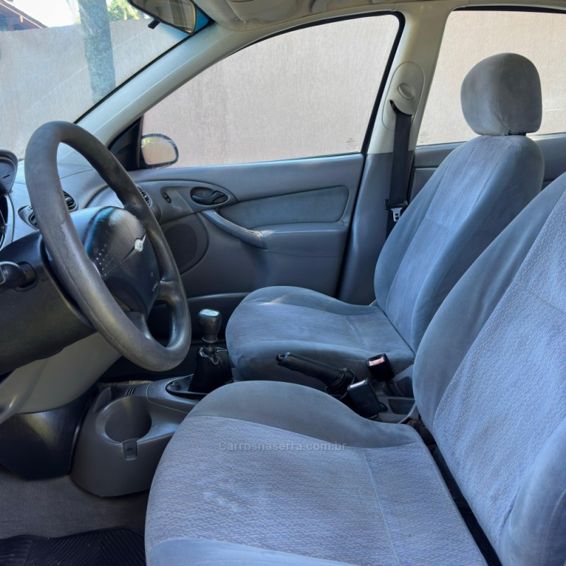 FOCUS 2.0 GHIA SEDAN 16V FLEX 4P MANUAL - 2002 - PORTãO
