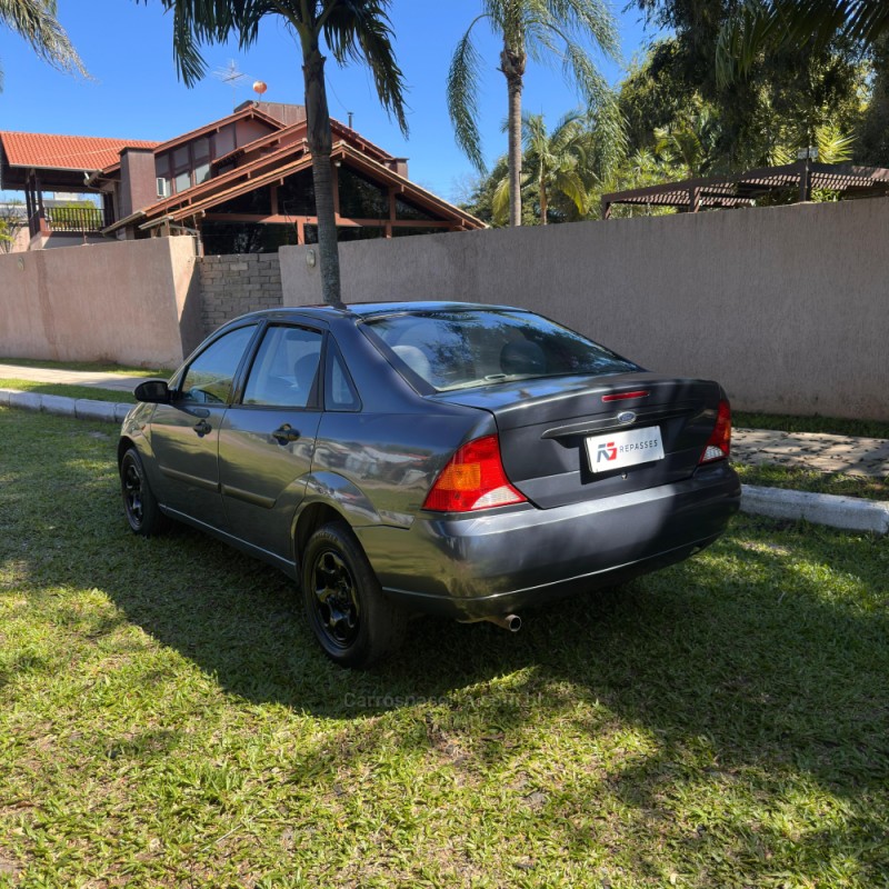 FOCUS 2.0 GHIA SEDAN 16V FLEX 4P MANUAL - 2002 - PORTãO