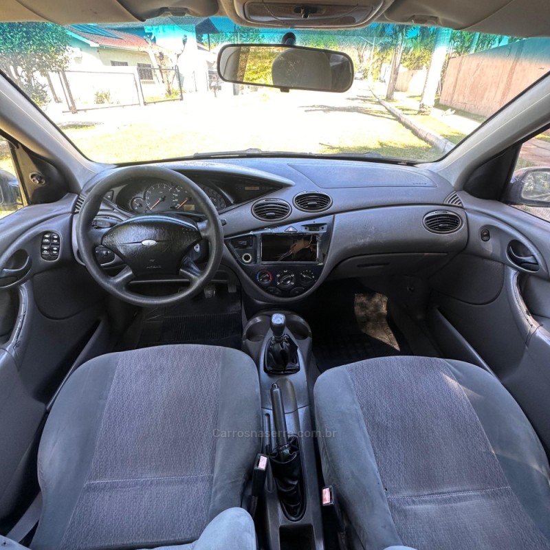 FOCUS 2.0 GHIA SEDAN 16V FLEX 4P MANUAL - 2002 - PORTãO