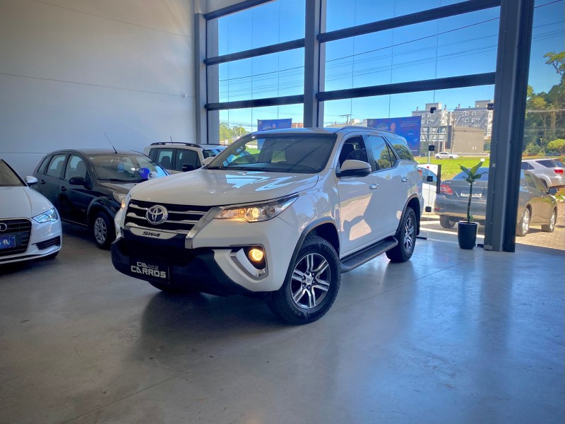 HILUX SW4 2.7 SRV 4X2 16V FLEX 7 LUGARES 4P AUTOMÁTICO - 2018 - LAJEADO