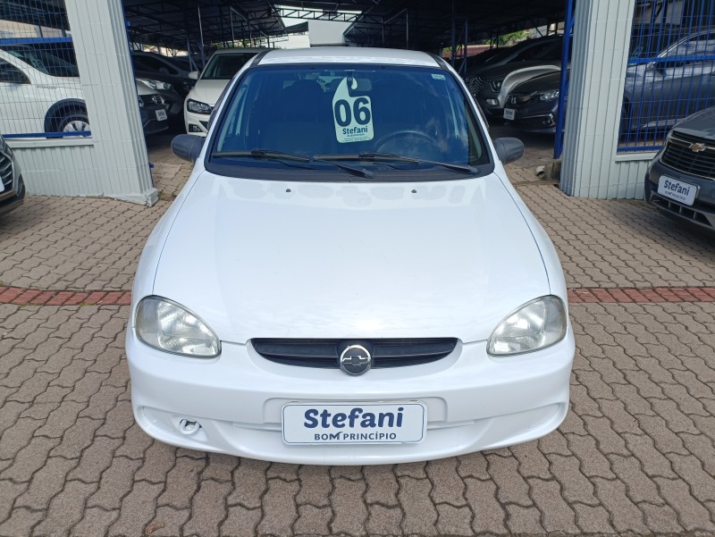 CORSA 1.0 MPFI CLASSIC SEDAN LIFE 8V FLEX 4P MANUAL - 2006 - BOM PRINCíPIO