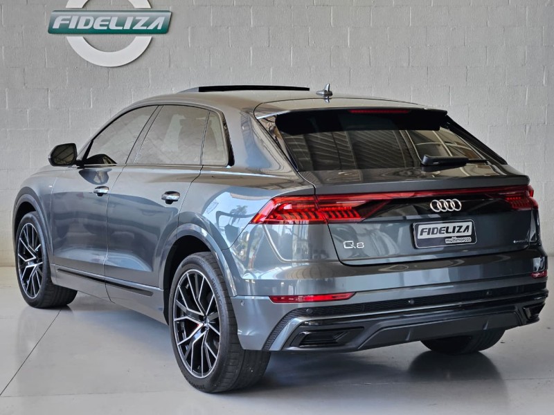 Q8 3.0 TFSI PERFORMANCE BLACK QUATTRO V6 24V GASOLINA 4P S-TRONIC - 2022 - FARROUPILHA