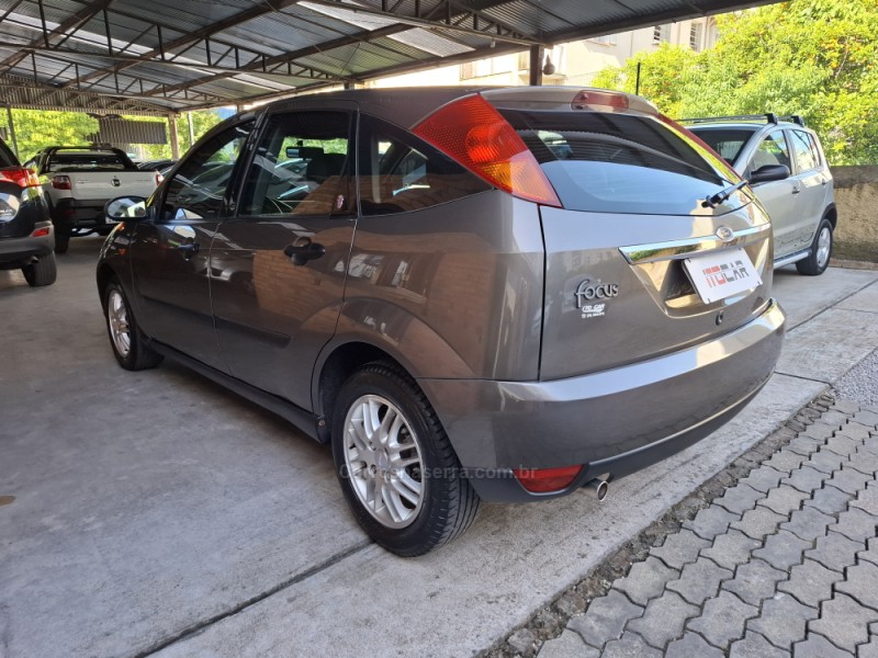 FOCUS 2.0 GHIA 16V GASOLINA 4P MANUAL - 2002 - GARIBALDI