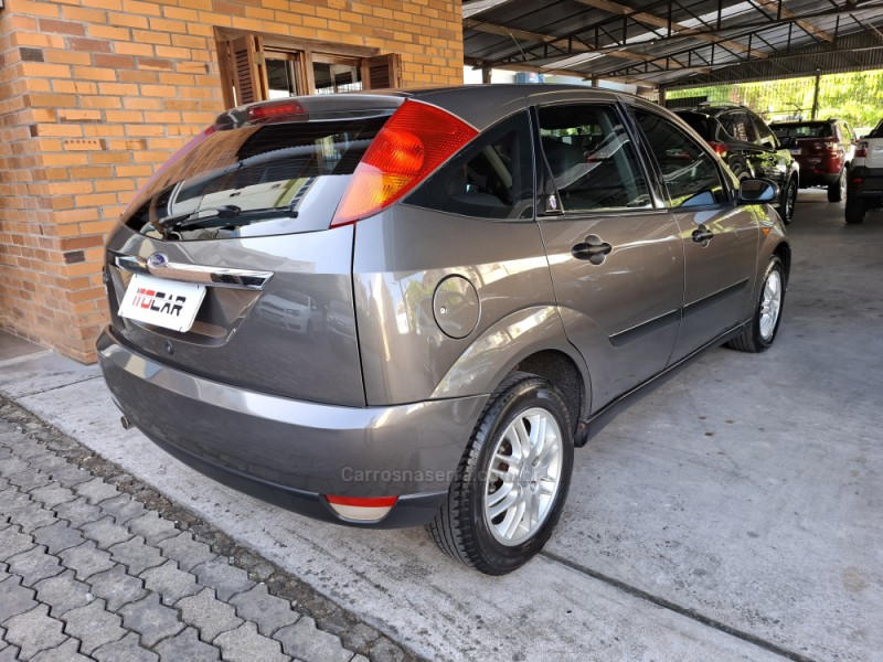 FOCUS 2.0 GHIA 16V GASOLINA 4P MANUAL - 2002 - GARIBALDI