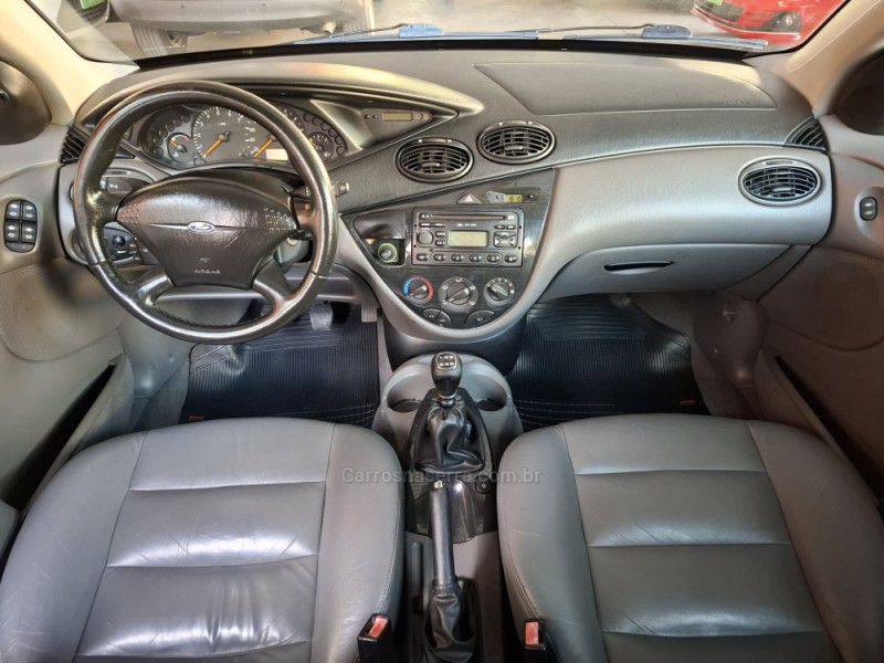 FOCUS 2.0 GHIA 16V GASOLINA 4P MANUAL - 2002 - GARIBALDI