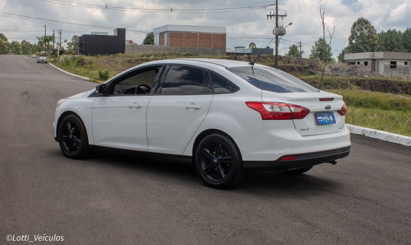 FOCUS 2.0 SE SEDAN 16V FLEX 4P AUTOMÁTICO - 2015 - FARROUPILHA