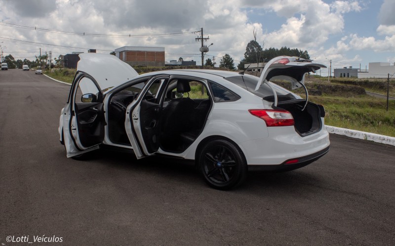 FOCUS 2.0 SE SEDAN 16V FLEX 4P AUTOMÁTICO - 2015 - FARROUPILHA