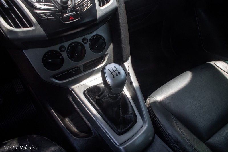 FOCUS 1.6 SE 8V FLEX 4P MANUAL - 2015 - FARROUPILHA