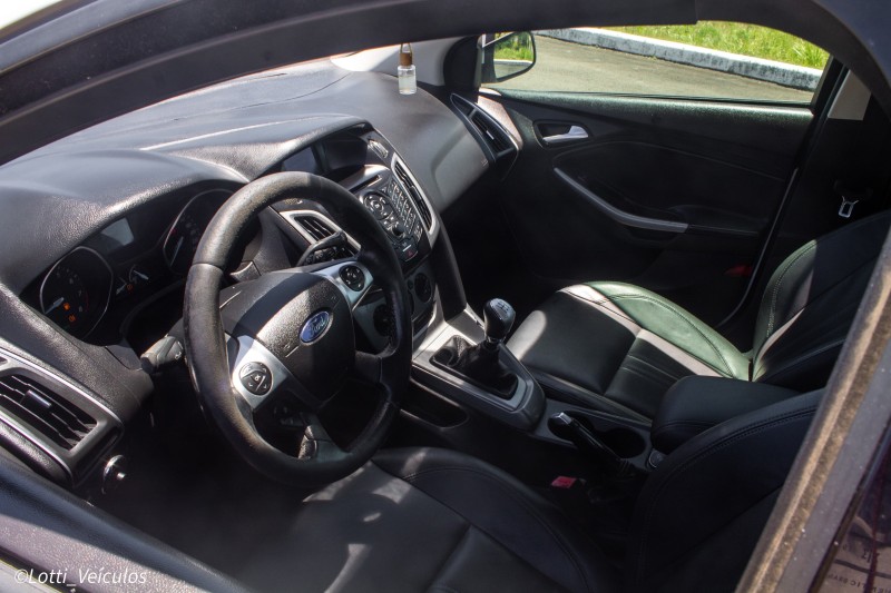 FOCUS 1.6 SE 8V FLEX 4P MANUAL - 2015 - FARROUPILHA
