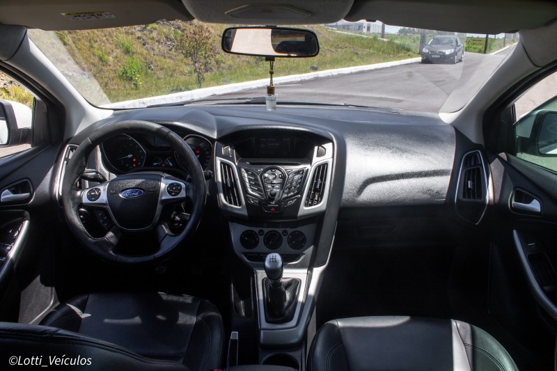 FOCUS 1.6 SE 8V FLEX 4P MANUAL - 2015 - FARROUPILHA