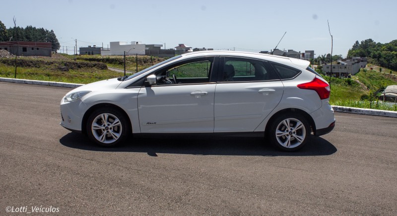 FOCUS 1.6 SE 8V FLEX 4P MANUAL - 2015 - FARROUPILHA