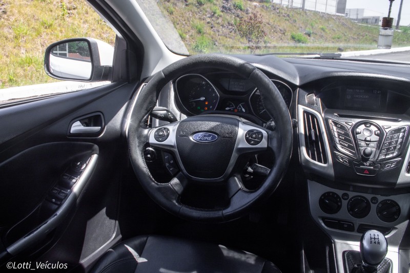 FOCUS 1.6 SE 8V FLEX 4P MANUAL - 2015 - FARROUPILHA