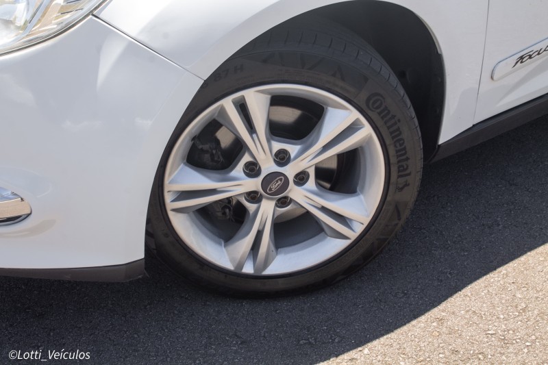 FOCUS 1.6 SE 8V FLEX 4P MANUAL - 2015 - FARROUPILHA