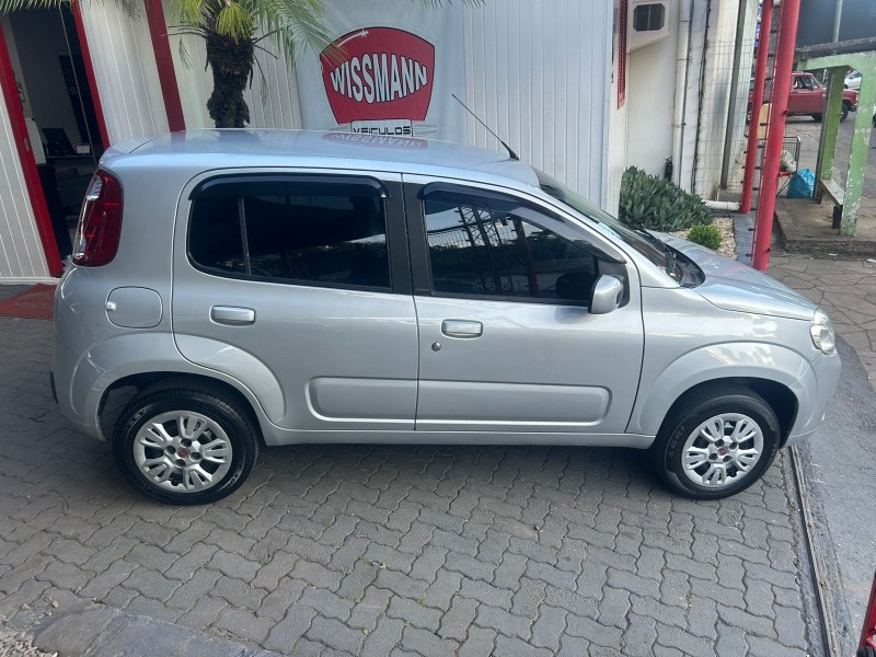 UNO 1.0 EVO VIVACE 8V FLEX 4P MANUAL - 2014 - TRêS COROAS