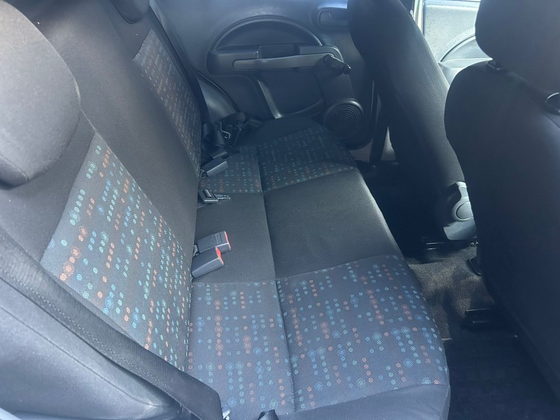 UNO 1.0 EVO VIVACE 8V FLEX 4P MANUAL - 2014 - TRêS COROAS