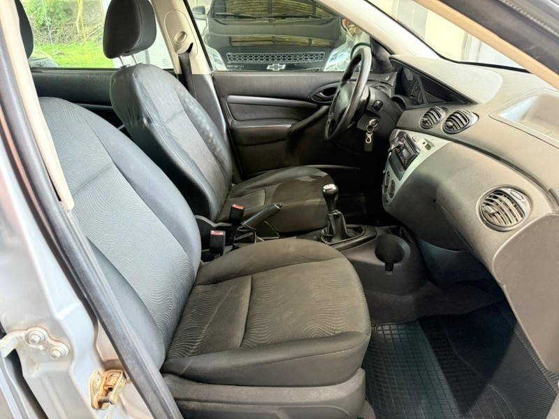 FOCUS 2.0 GLX 16V GASOLINA 4P MANUAL - 2005 - FARROUPILHA